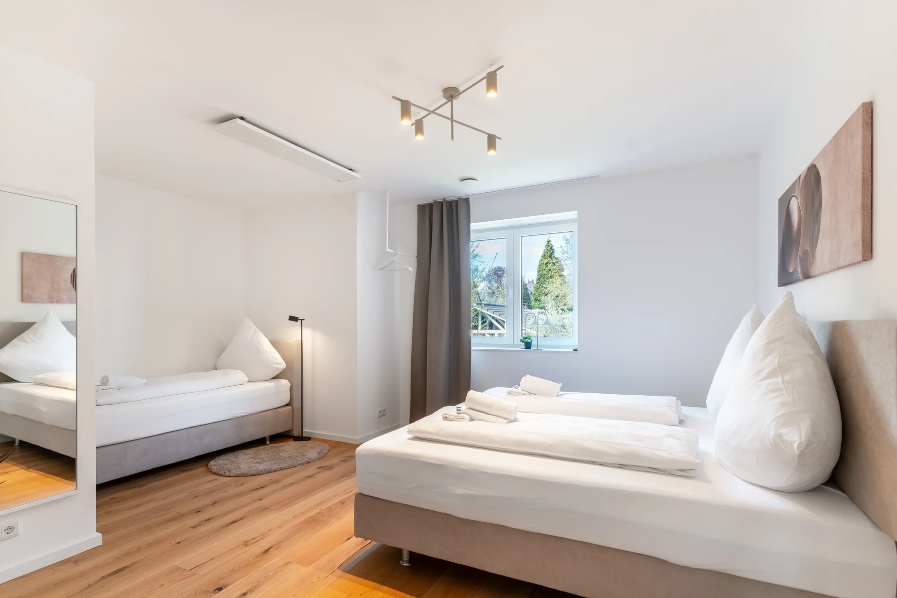 Schlafzimmer mit Doppel- und Einzelbett