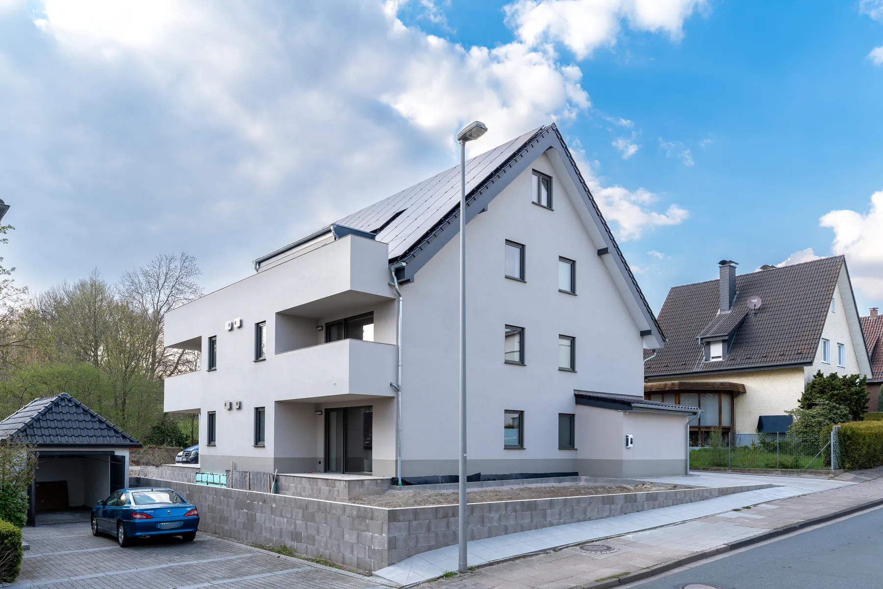 Hausansicht mit Balkonen