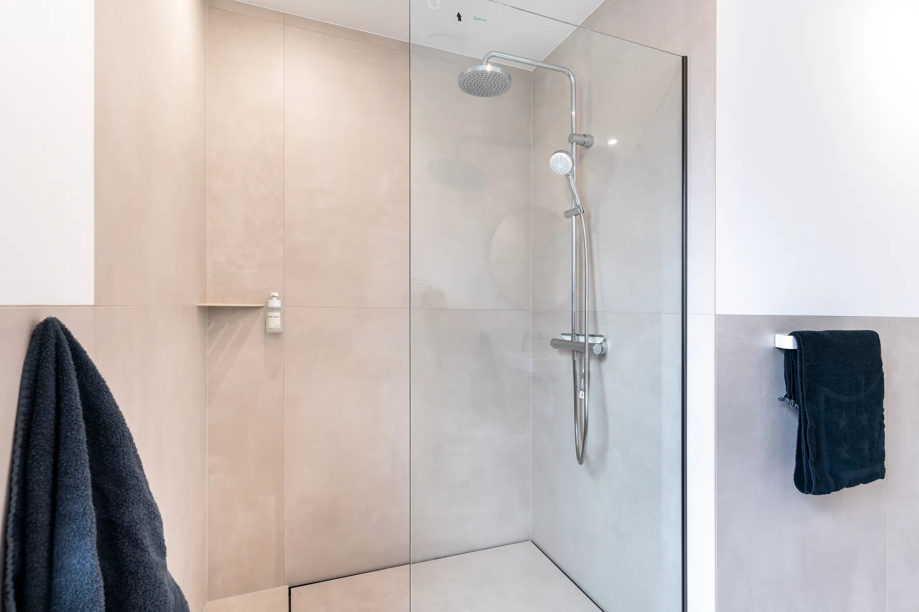 Dusche im Badezimmer